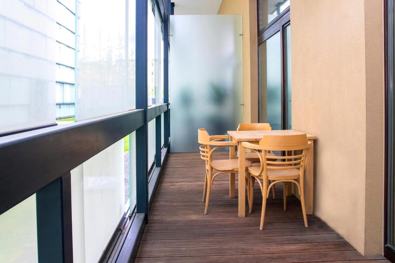 Modern Apartment With Terrace And Air Conditioning Praha Bagian luar foto